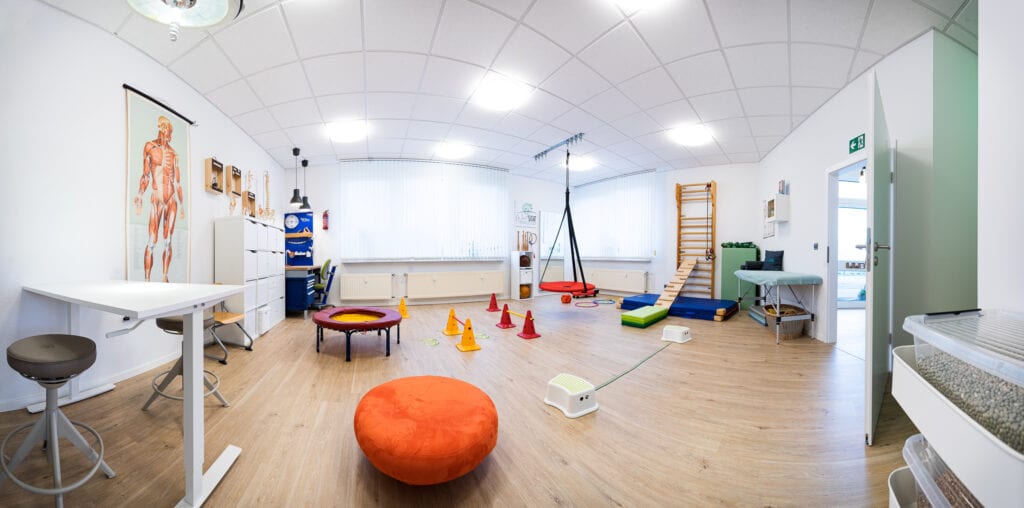 großzügiger, heller und freundlicher Praxisraum