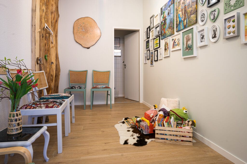 kindefreundlicher Wartebereich mit vielen Beschäftigungsmöglichkeiten