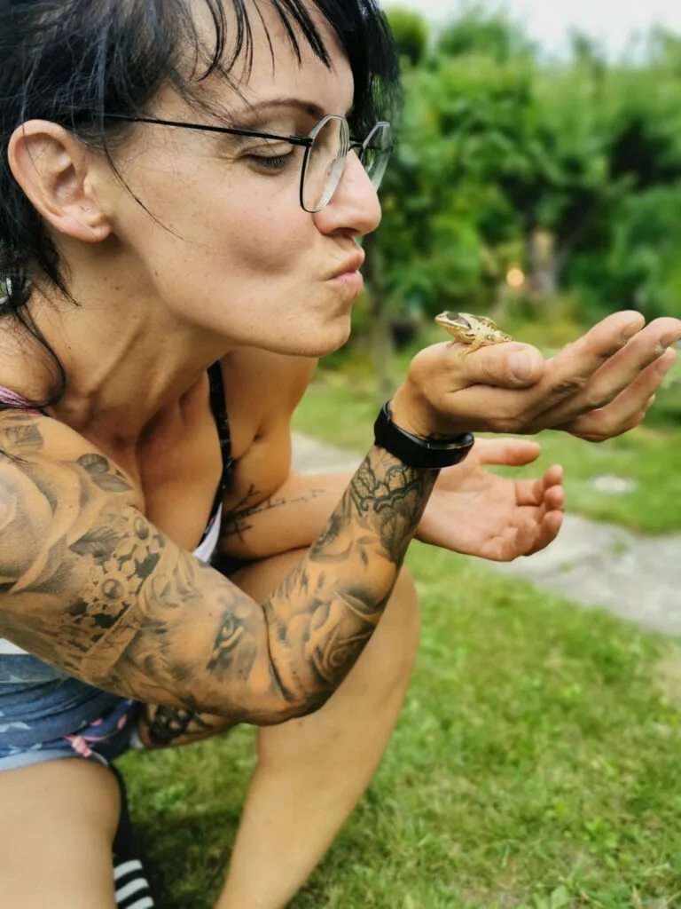 Sandra Schneevoigt küsst einen Frosch